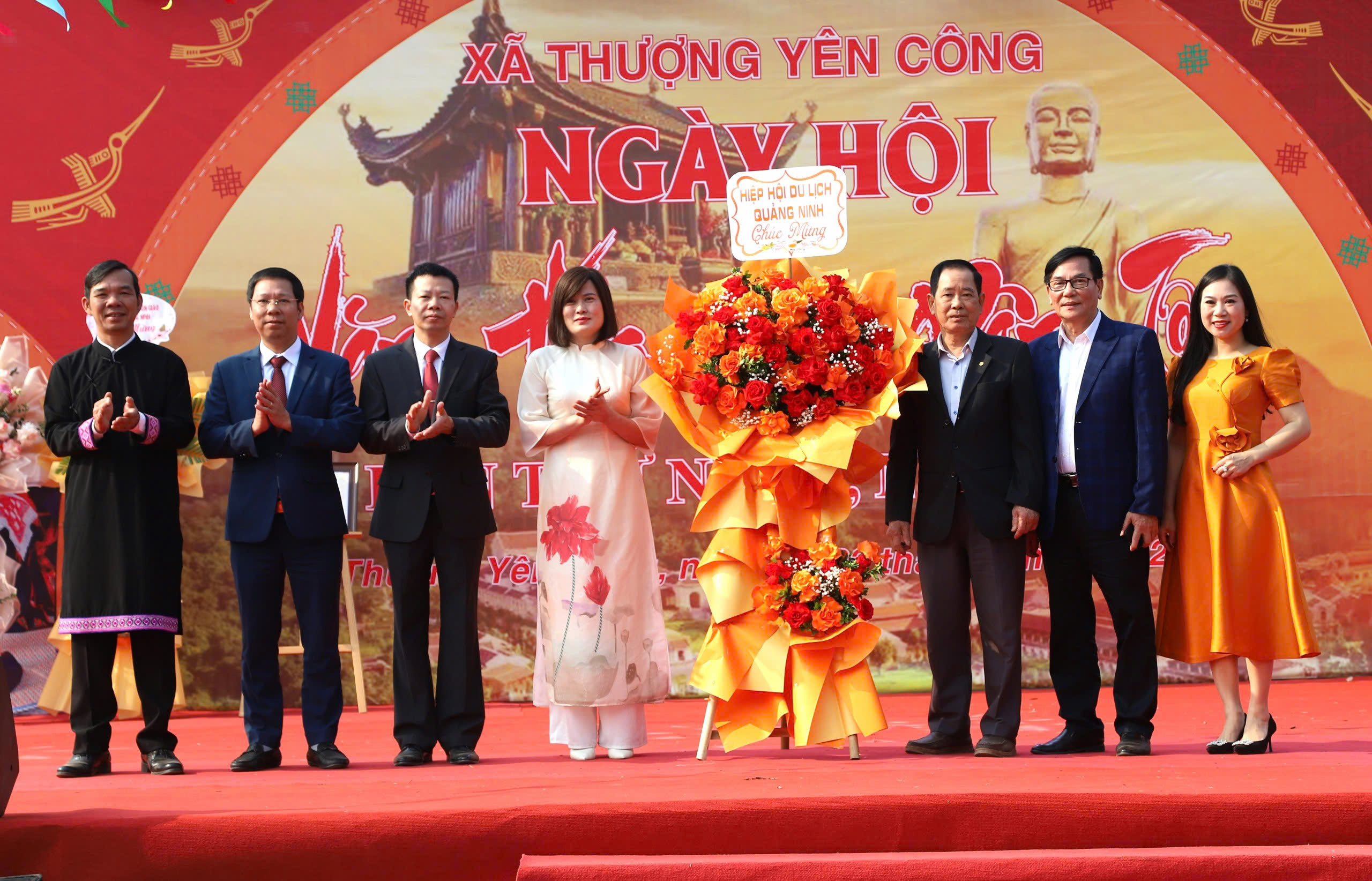 Hội làng người thiểu số dưới chân núi Yên Tử