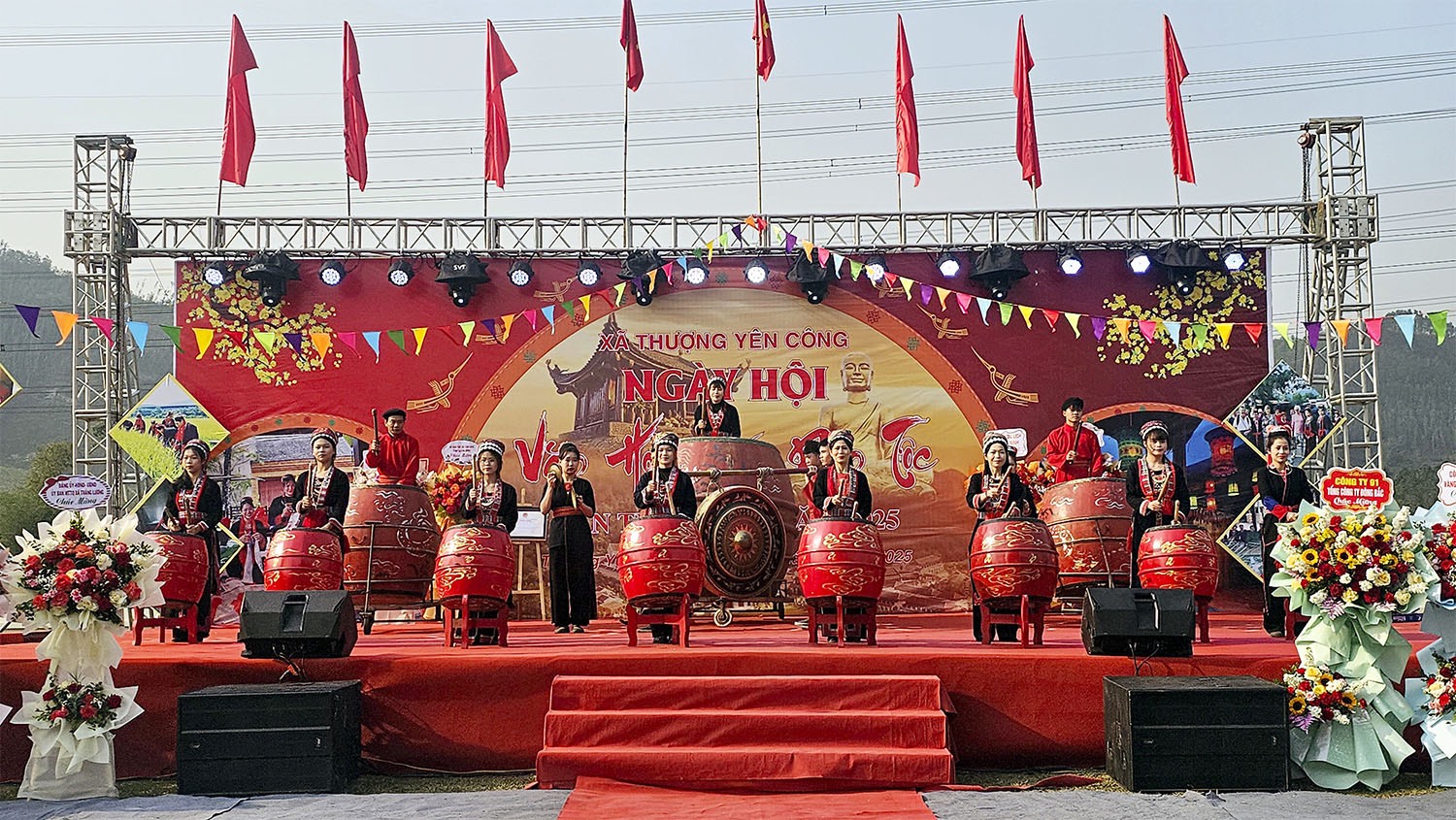 Hội làng người thiểu số dưới chân núi Yên Tử