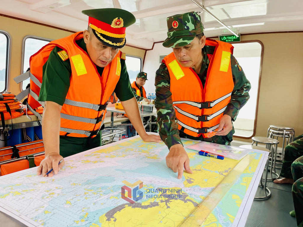 Bo-chi-huy-quan-su-tinh-trien-khai-tuan-tra-24-24h-de-dam-bao-an-toan-cho-tau-tham-quan-tren-vinh-ha-long_qnta.vn