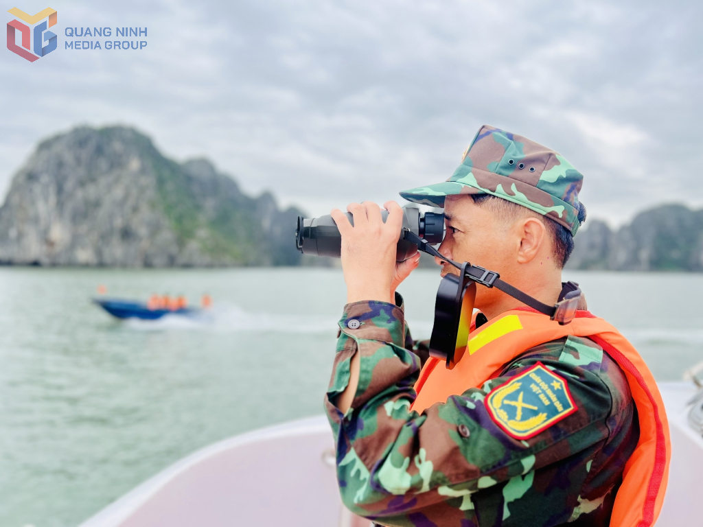 Bo-chi-huy-quan-su-tinh-trien-khai-tuan-tra-24-24h-de-dam-bao-an-toan-cho-tau-tham-quan-tren-vinh-ha-long_qnta.vn