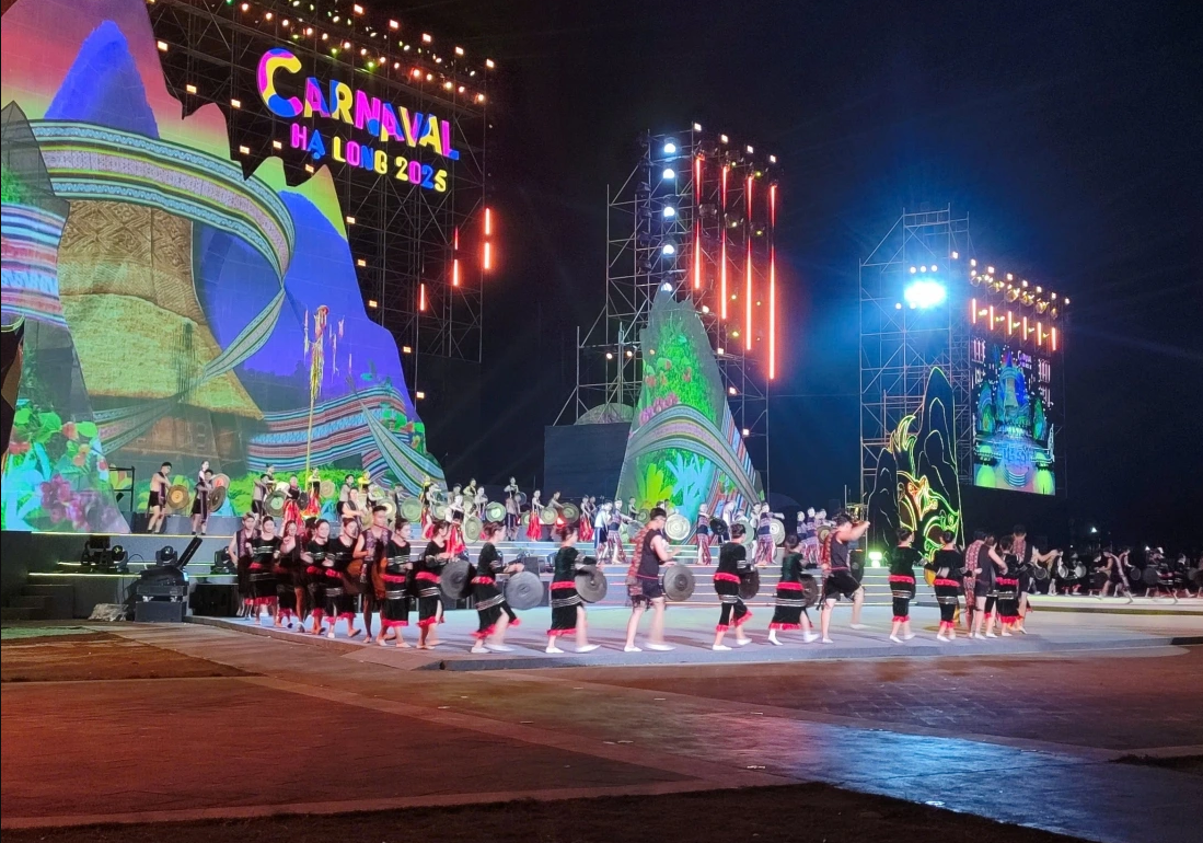 carnaval-ha-long-2025-dem-hoi-cua-di-san-sac-mau-va-toa-sang_qnta.vn