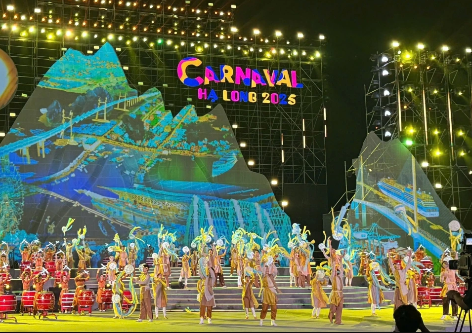 carnaval-ha-long-2025-dem-hoi-cua-di-san-sac-mau-va-toa-sang_qnta.vn