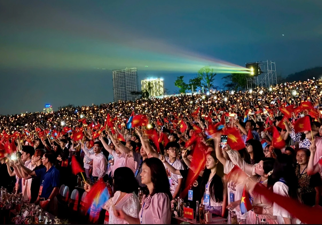 carnaval-ha-long-2025-dem-hoi-cua-di-san-sac-mau-va-toa-sang_qnta.vn